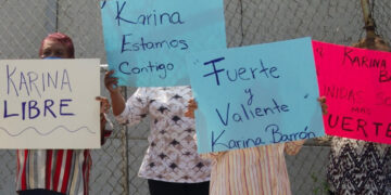 ARMAN MANIFESTACIÓN A FAVOR DE KARINA… CON ROSTROS CUBIERTOS Y PANCARTAS EN SERIE