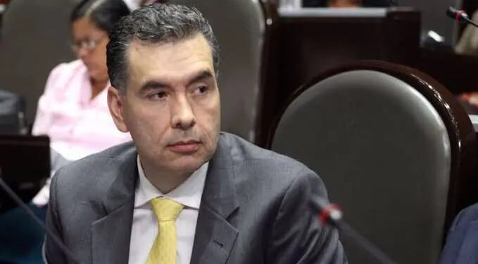 OTORGARÁ WALDO PERDÓN A KARINA; ANUNCIA SENADOR QUE BUSCARÁ ACUERDO PARA QUE FUNCIONARIA DE ADRIÁN SALGA DE PRISIÓN