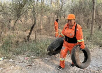 SACA PARTICIPACIÓN CIUDADANA CASI 1,500 LLANTAS DEL RÍO SANTA CATARINA; PARTICIPAN NEOLONESES, EMPRESAS Y GOBIERNO EN VOLUNTARIADO