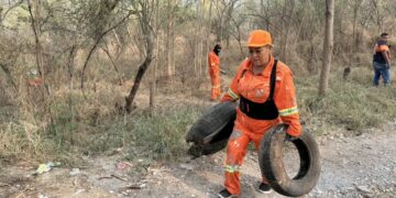 SACA PARTICIPACIÓN CIUDADANA CASI 1,500 LLANTAS DEL RÍO SANTA CATARINA; PARTICIPAN NEOLONESES, EMPRESAS Y GOBIERNO EN VOLUNTARIADO