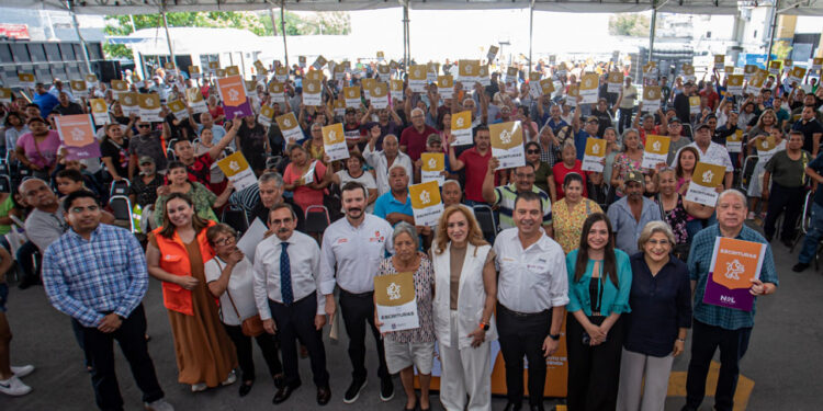 ROMPE NL RÉCORD DE VIVIENDA SOCIAL; RECIBEN MUJERES EL 55% DE LOS LOTES Y 54% DE ESCRITURAS