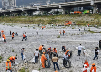 ROMPE NUEVO LEÓN RÉCORD GUINNESS CON LIMPIEZA EN RÍO SANTA CATARINA; PARTICIPAN MÁS DE 4 MIL PERSONAS