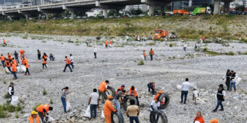 ROMPE NUEVO LEÓN RÉCORD GUINNESS CON LIMPIEZA EN RÍO SANTA CATARINA; PARTICIPAN MÁS DE 4 MIL PERSONAS