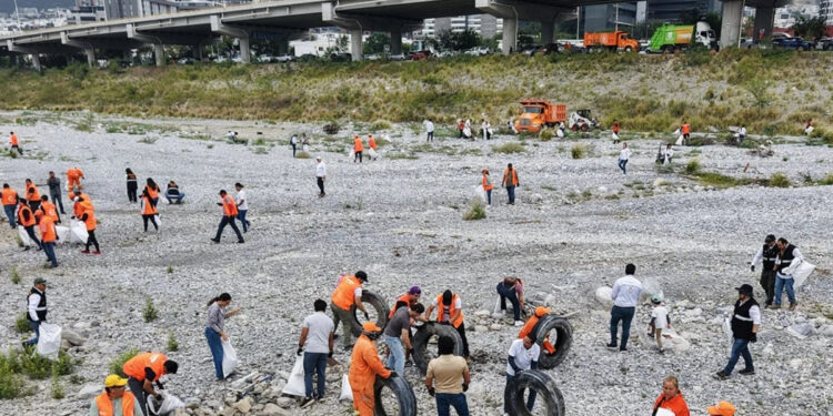 ROMPE NUEVO LEÓN RÉCORD GUINNESS CON LIMPIEZA EN RÍO SANTA CATARINA; PARTICIPAN MÁS DE 4 MIL PERSONAS