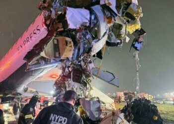 TRAGEDIA AÉREA EN NUEVA YORK; COLISIONA AVIÓN CON CAMIÓN EN PISTA