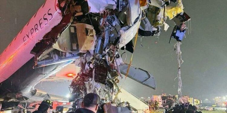 TRAGEDIA AÉREA EN NUEVA YORK; COLISIONA AVIÓN CON CAMIÓN EN PISTA