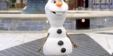 OLAF SE VUELVE VIRAL TRAS FALLA EN SU ANIMATRÓNICO DURANTE SU DEBUT EN DISNEYLAND PARIS