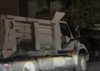 ‘RESUELVE’ MONTERREY … EN INMUEBLE PRIVADO; CAPTAN DESVÍO DE CAMIÓN, MAQUINARIA Y TRABAJADORES DE SERVICIOS PÚBLICOS LIMPIANDO NEGOCIO PARTICULAR DE MADRUGADA