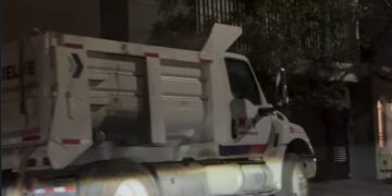 ‘RESUELVE’ MONTERREY … EN INMUEBLE PRIVADO; CAPTAN DESVÍO DE CAMIÓN, MAQUINARIA Y TRABAJADORES DE SERVICIOS PÚBLICOS LIMPIANDO NEGOCIO PARTICULAR DE MADRUGADA