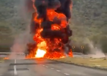 CAOS Y FUEGO EN LA NACIONAL; SE DESPRENDE REMOLQUE DE PIPA CON GASOLINA