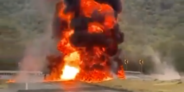 CAOS Y FUEGO EN LA NACIONAL; SE DESPRENDE REMOLQUE DE PIPA CON GASOLINA