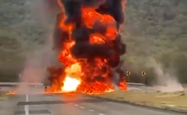 CAOS Y FUEGO EN LA NACIONAL; SE DESPRENDE REMOLQUE DE PIPA CON GASOLINA