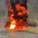 CAOS Y FUEGO EN LA NACIONAL; SE DESPRENDE REMOLQUE DE PIPA CON GASOLINA