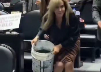 SE AVIENTAN CHAPOPOTE EN CONGRESO; LLEVAN CUBETAS EN PROTESTA POR DERRAME EN GOLFO DE MÉXICO