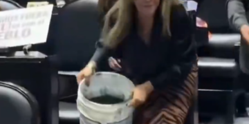 SE AVIENTAN CHAPOPOTE EN CONGRESO; LLEVAN CUBETAS EN PROTESTA POR DERRAME EN GOLFO DE MÉXICO