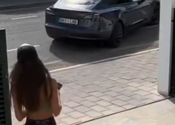 SE VA TESLA SOLO; FALLA ESTACIONAMIENTO ASISTIDO Y DUEÑA CORRE TRAS EL VEHÍCULO
