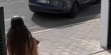 SE VA TESLA SOLO; FALLA ESTACIONAMIENTO ASISTIDO Y DUEÑA CORRE TRAS EL VEHÍCULO