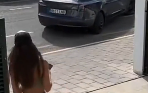 SE VA TESLA SOLO; FALLA ESTACIONAMIENTO ASISTIDO Y DUEÑA CORRE TRAS EL VEHÍCULO