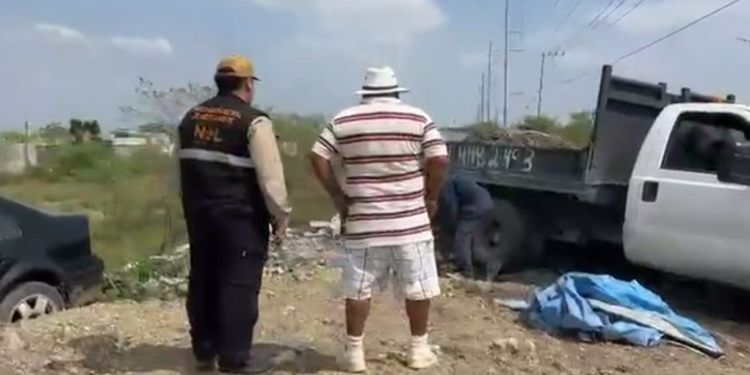 SORPRENDE DIVISIÓN AMBIENTAL EN FLAGRANCIA A TIRADORES DE ESCOMBRO EN APODACA; LOS OBLIGAN A LIMPIAR TODO EL PREDIO