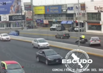 EMBISTE A TRÁNSITO EN GONZALITOS Y SE DA A LA FUGA; CAPTAN CÁMARAS A CONDUCTOR QUE TUMBA A OFICIAL MOTOCICLISTA