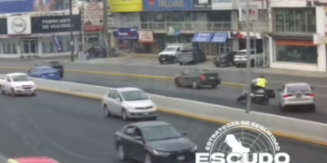 EMBISTE A TRÁNSITO EN GONZALITOS Y SE DA A LA FUGA; CAPTAN CÁMARAS A CONDUCTOR QUE TUMBA A OFICIAL MOTOCICLISTA