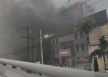 INCENDIO EN BANCO DE MORONES PRIETO; EVACUAN A 33 PERSONAS POR FUEGO EN SÓTANO