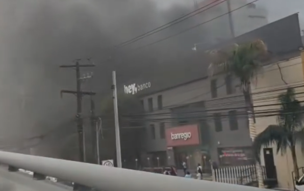 INCENDIO EN BANCO DE MORONES PRIETO; EVACUAN A 33 PERSONAS POR FUEGO EN SÓTANO