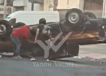 VOLCADURA MILLONARIA; VUELCA CAMIONETA DE VALORES EN EL CENTRO