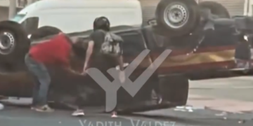 VOLCADURA MILLONARIA; VUELCA CAMIONETA DE VALORES EN EL CENTRO