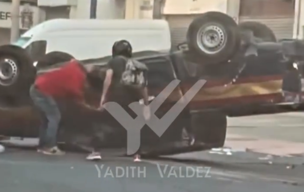 VOLCADURA MILLONARIA; VUELCA CAMIONETA DE VALORES EN EL CENTRO