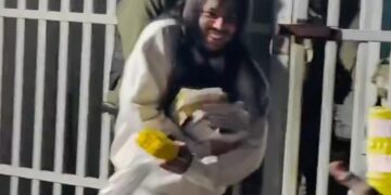 LIBERTAD Y CONTROVERSIA: 6IX9INE ABANDONA LA PRISIÓN PRESUMIENDO UN AUTÓGRAFO DE NICOLÁS MADURO