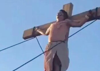SE CAE ‘JESÚS’ DE LA CRUZ EN VIACRUCIS; TERMINA REPRESENTACIÓN CON ACCIDENTE