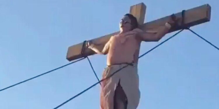 SE CAE ‘JESÚS’ DE LA CRUZ EN VIACRUCIS; TERMINA REPRESENTACIÓN CON ACCIDENTE