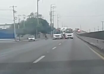 TRÁILER EMBISTE CAMIÓN DE PERSONAL Y MOTO ACCIDENTADA EN LIBRAMIENTO NORESTE; REPORTAN VARIOS LESIONADOS