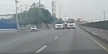 TRÁILER EMBISTE CAMIÓN DE PERSONAL Y MOTO ACCIDENTADA EN LIBRAMIENTO NORESTE; REPORTAN VARIOS LESIONADOS