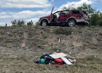 MUEREN TRES MENORES EN VOLCADURA EN DR. ARROYO; PADRES RESULTAN HERIDOS