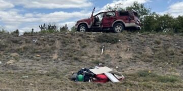 MUEREN TRES MENORES EN VOLCADURA EN DR. ARROYO; PADRES RESULTAN HERIDOS