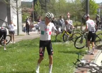 DRAMA EN EL ASFALTO: ISAAC DEL TORO FUERA DE LA ITZULIA TRAS DURO ACCIDENTE