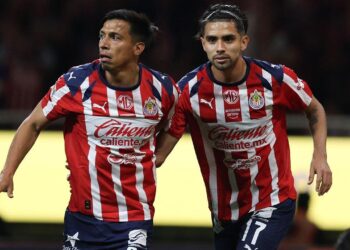 PRUEBA DE FUEGO EN EL VOLCÁN: CHIVAS VISITA A TIGRES CON EL LIDERATO EN JUEGO Y BAJAS SENSIBLES