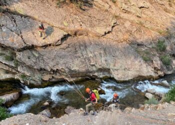 MILAGRO EN LAS ALTURAS: EXCURSIONISTA SOBREVIVE A CAÍDA MORTAL EN ACANTILADO DE UTAH