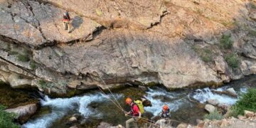 MILAGRO EN LAS ALTURAS: EXCURSIONISTA SOBREVIVE A CAÍDA MORTAL EN ACANTILADO DE UTAH