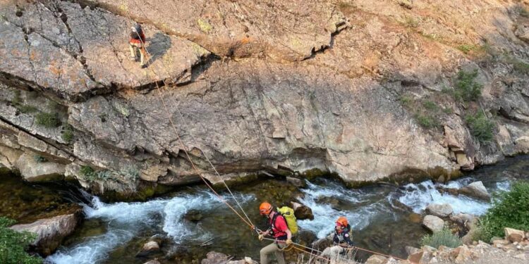 MILAGRO EN LAS ALTURAS: EXCURSIONISTA SOBREVIVE A CAÍDA MORTAL EN ACANTILADO DE UTAH