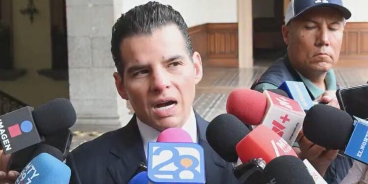 ‘ES UNA OCURRENCIA IRRESPONSABLE’; CUESTIONA MIKE FLORES DEMOLICIÓN DE INFRAESTRUCTURA PEATONAL EN ARCO DE LA INDEPENDENCIA.