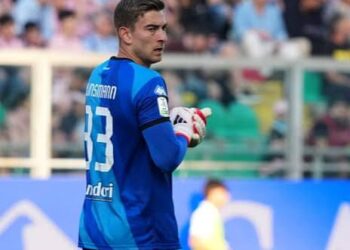 ALARMA EN EL CALCIO: JONATHAN KLINSMANN SUFRE FRACTURA DE CUELLO TRAS CHOQUE BRUTAL