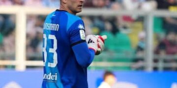 ALARMA EN EL CALCIO: JONATHAN KLINSMANN SUFRE FRACTURA DE CUELLO TRAS CHOQUE BRUTAL