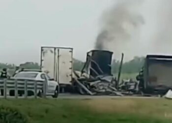 BLOQUEA NARCO CARRETERA A REYNOSA; OBSTRUYEN VÍA EN LA MADRUGADA CON VEHÍCULOS