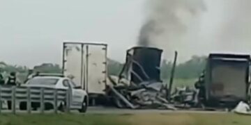 BLOQUEA NARCO CARRETERA A REYNOSA; OBSTRUYEN VÍA EN LA MADRUGADA CON VEHÍCULOS