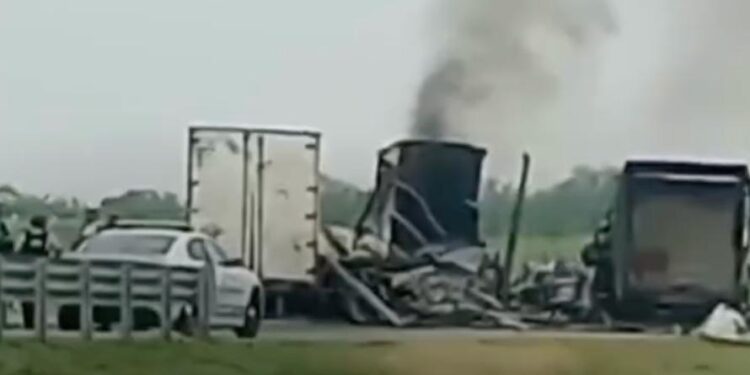 BLOQUEA NARCO CARRETERA A REYNOSA; OBSTRUYEN VÍA EN LA MADRUGADA CON VEHÍCULOS