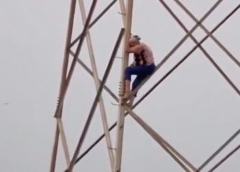 ESCALA ABUELITA TORRE DE ALTA TENSIÓN; PROTESTA POR INTENTO DE DESPOJO FAMILIAR EN APODACA