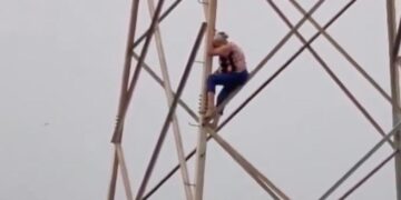 ESCALA ABUELITA TORRE DE ALTA TENSIÓN; PROTESTA POR INTENTO DE DESPOJO FAMILIAR EN APODACA